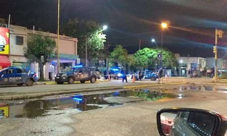 La víctima intentó socorrer a una remisera y terminó apuñalado en plena avenida Aristóbulo del Valle de Santa Fe. La víctima intentó socorrer a una remisera y terminó apuñalado en plena avenida Aristóbulo del Valle de Santa Fe.