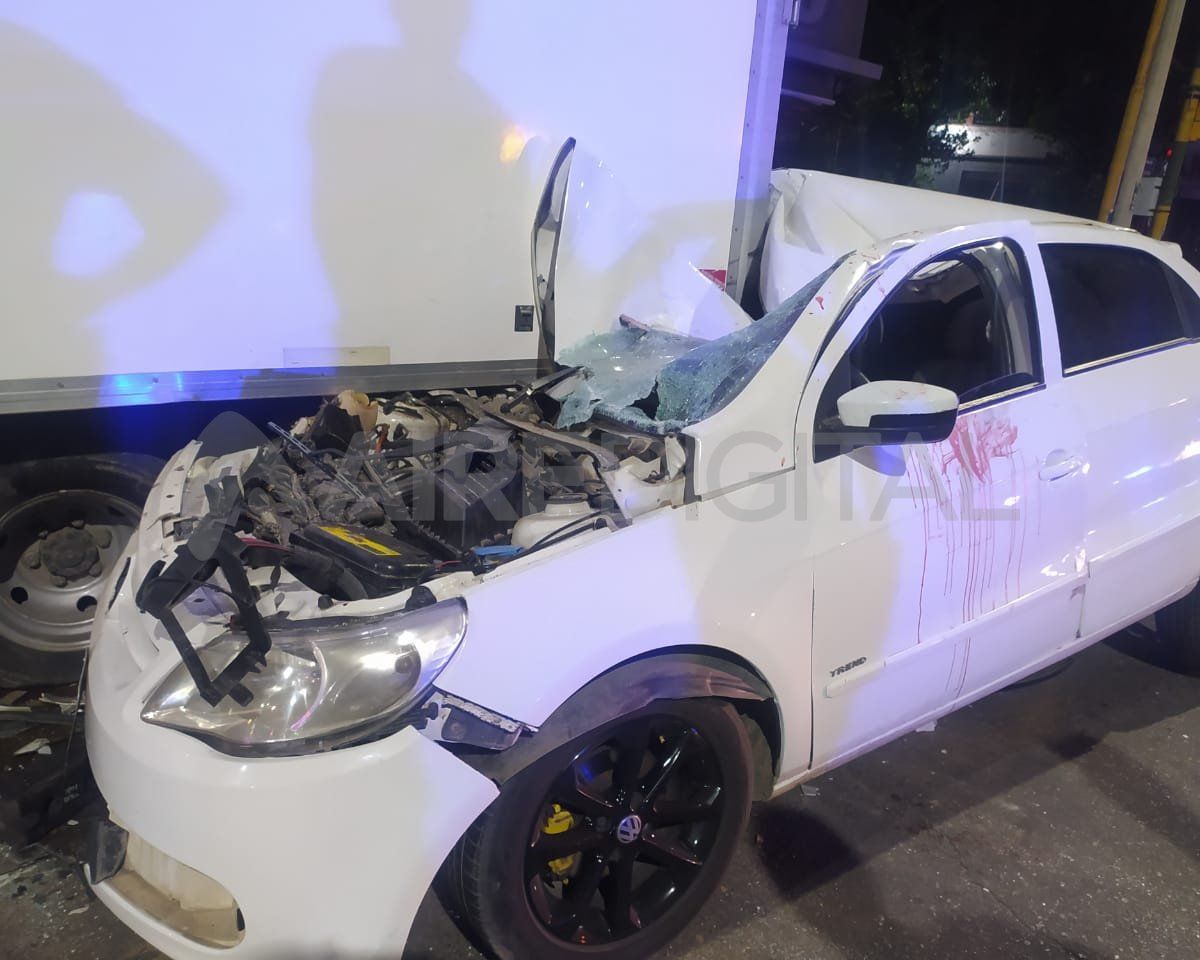 Cerca de las 4, un Volkswagen Gol impactando contra un camión estacionado en Aristóbulo del Valle, casi Castelli.