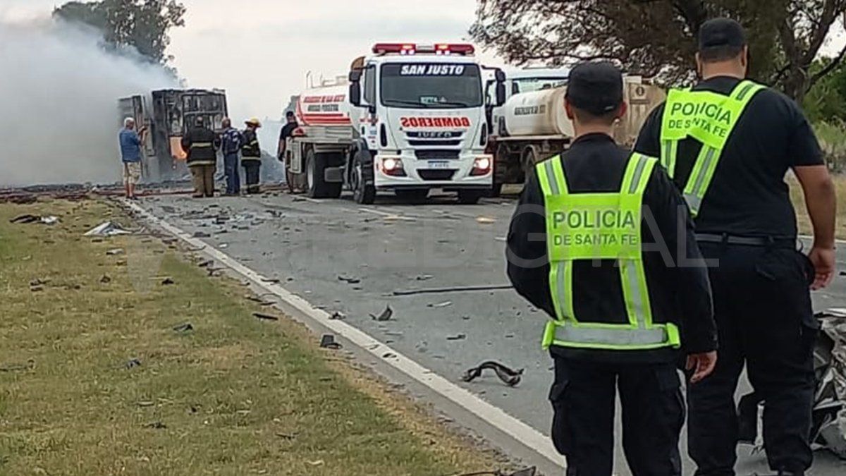 El camión trasladaba desodorantes y tras el impacto se prendió fuego.&nbsp;