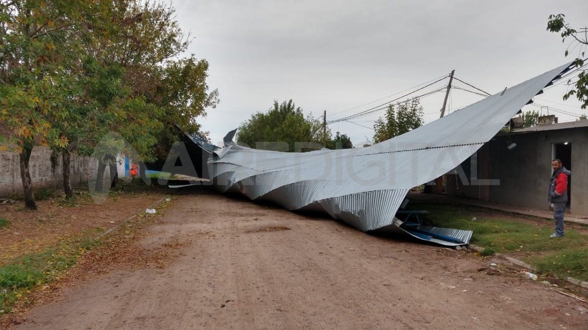 El temporal arrancó el tinglado de 555 metros cuadrados del club Nuevo Horizonte.