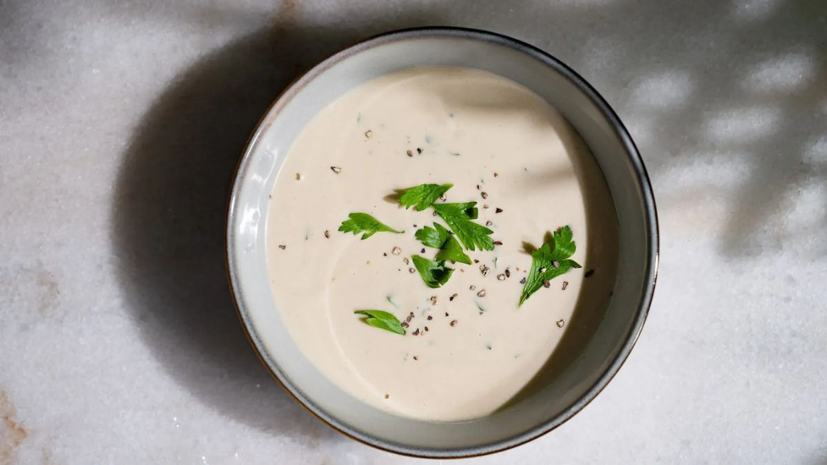 La receta fácil y deliciosa para preparar salsa de tahini y limón.