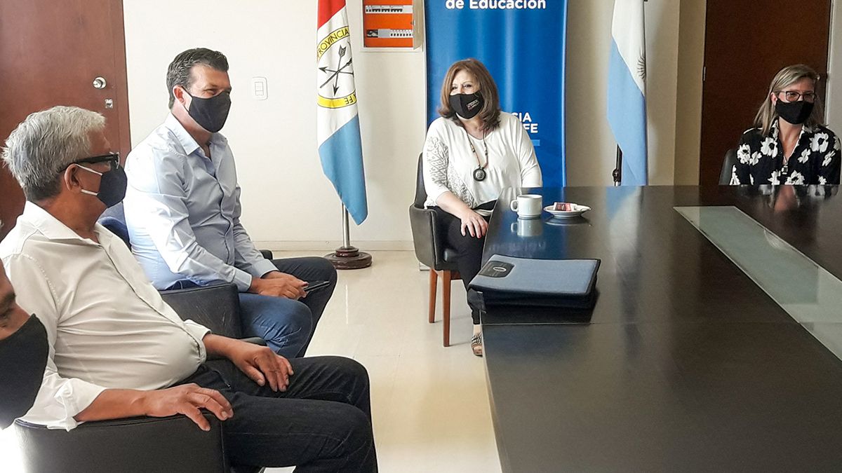 La ministra de Educación de la provincia