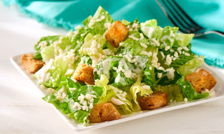 Cómo reparar una ensalada César con pollo de rechupete Cómo reparar una ensalada César con pollo de rechupete