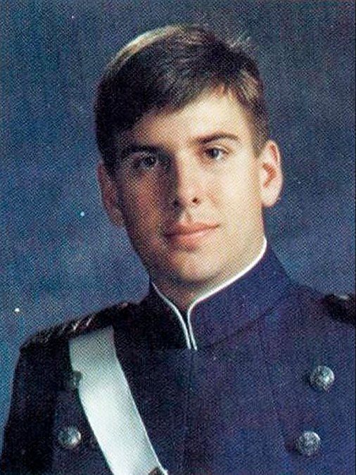 Frank "Marty" Theer era oficial de la Fuerza Aérea de los Estados Unidos. Quería a su esposa más tiempo en casa.