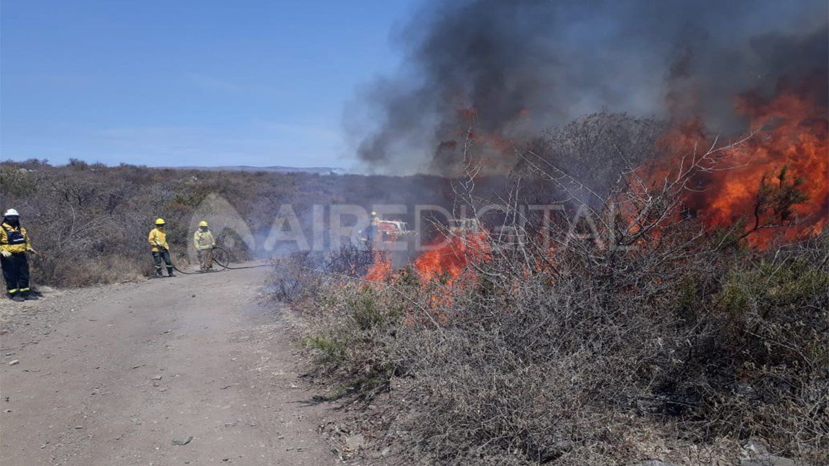 Las condiciones climáticas no favorecen al trabajo de los bomberos que intentan mitigar el avance del fuego sobre caseríos.