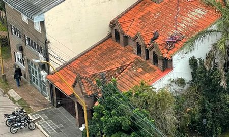 candioti sur: robo una bicicleta y se quedo dormido en el techo de una casa candioti sur: robo una bicicleta y se quedo dormido en el techo de una casa