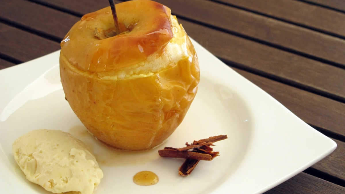 Manzanas asadas en freidora de aire. Manzanas asadas en freidora de aire.