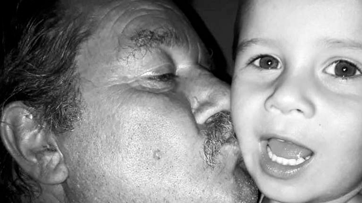 Lucio junto a su abuelo Ramón.