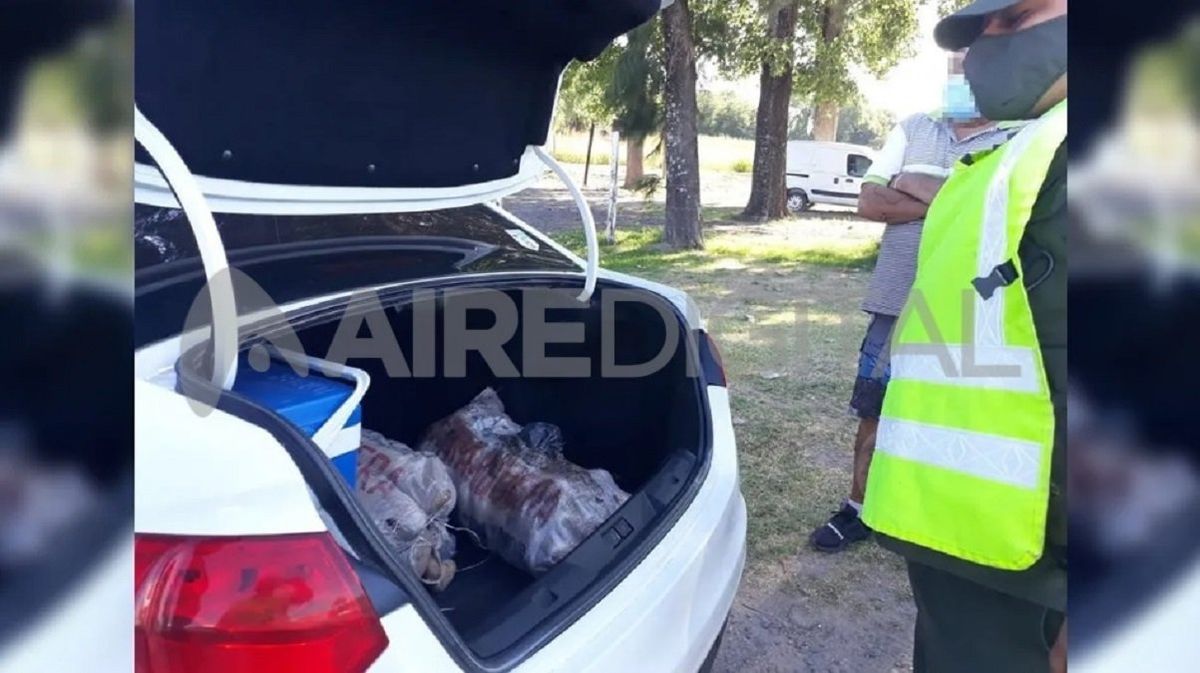 Sorpresa. Uno de los gendarmes abrió el baúl, revisó las bolsas y se encontró con los bloques de polvo blanco.