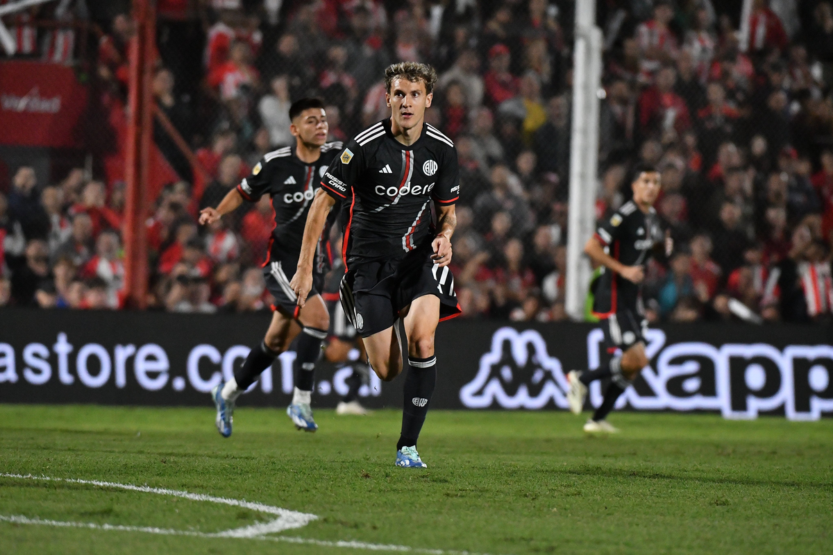 Con tres goles de Facundo Colidio, River se impuso 3-1 ante Instituto y clasificó como primero a los cuartos de final. Con tres goles de Facundo Colidio, River se impuso 3-1 ante Instituto y clasificó como primero a los cuartos de final.