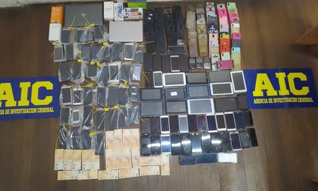 La policía halló 64 teléfonos, doce tablets, dos computadoras, siete blindex para pantalla de celulares, 67 fundas celulares y dinero en efectivo. La policía halló 64 teléfonos, doce tablets, dos computadoras, siete blindex para pantalla de celulares, 67 fundas celulares y dinero en efectivo.