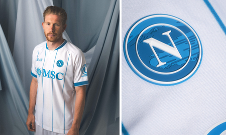 Kevin De Bruyne posó con la nueva camiseta del Napoli, que homenajea a Argentina y a Maradona. Kevin De Bruyne posó con la nueva camiseta del Napoli, que homenajea a Argentina y a Maradona.