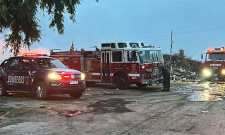 Un incendio de un basural en la zona del cementerio de Sauce Viejo llamó a la acción de seis dotaciones de bomberos. Un incendio de un basural en la zona del cementerio de Sauce Viejo llamó a la acción de seis dotaciones de bomberos.