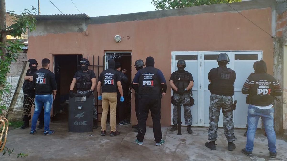 Un hombre y una mujer fueron detenidos, acusados de vender droga en barrio Villa Elsa