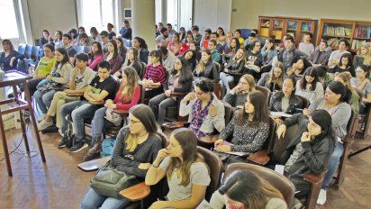 Entre 1974 y 2018, la cantidad de estudiantes en las universidades nacionales creció un 280%: pasó de 431.781 a 1.640.405 mientras que el gasto por alumno disminuyó casi un 60%. Además, en las últimas décadas la cantidad de cargos docentes casi se duplicó.