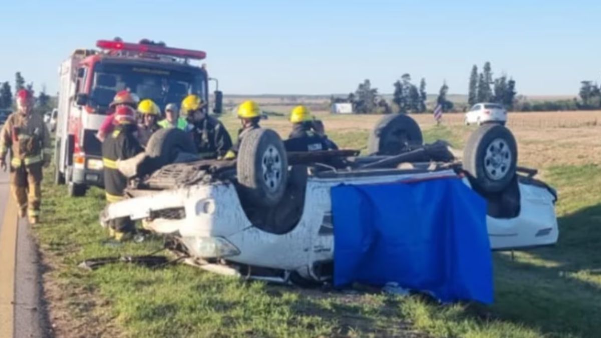 Así quedó la camioneta tras volcar en la ruta.