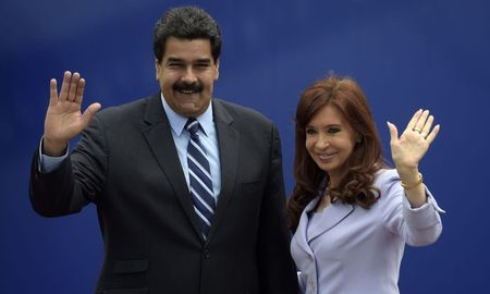 Cristina Kirchner calificó el operativo como ilegal y aseguró que el objetivo de Donald Trump es apoderarse de la mayor reserva de petróleo convencional. Cristina Kirchner calificó el operativo como ilegal y aseguró que el objetivo de Donald Trump es apoderarse de la mayor reserva de petróleo convencional.
