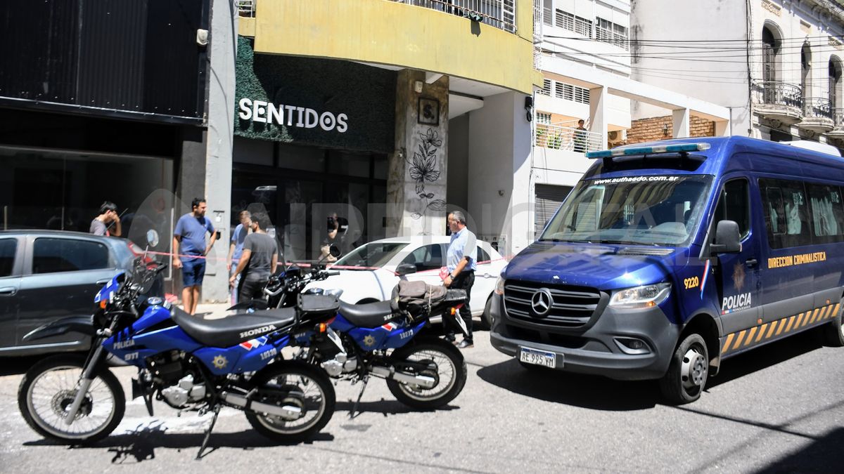 Un agente realizó un disparo al aire y otro resultó con una herida cortante en el brazo. Un agente realizó un disparo al aire y otro resultó con una herida cortante en el brazo.