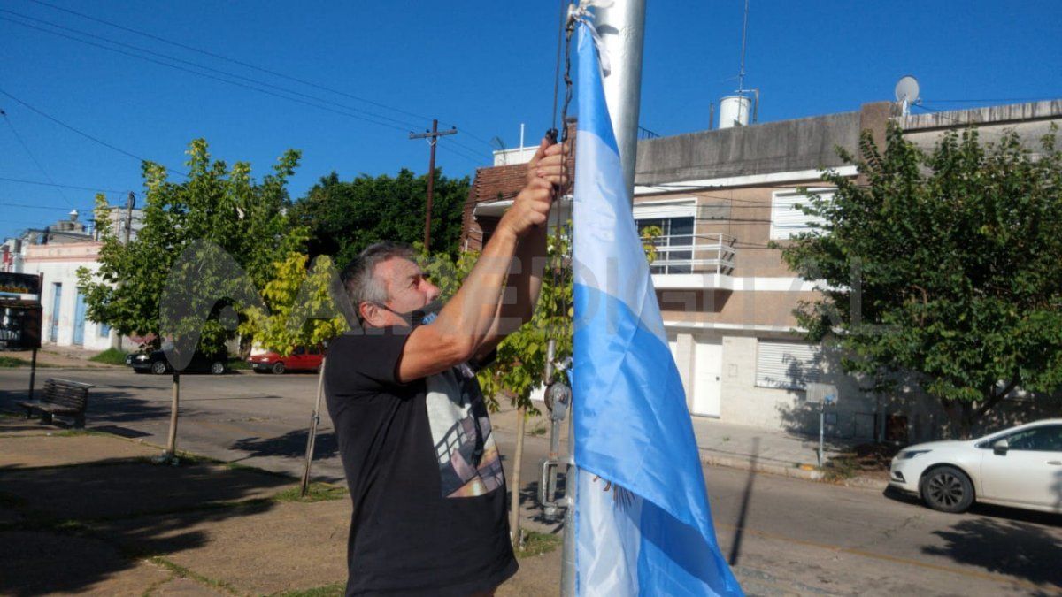 Es la cuarta bandera que los vecinos donan y colocan en la plaza Vucetich.&nbsp;
