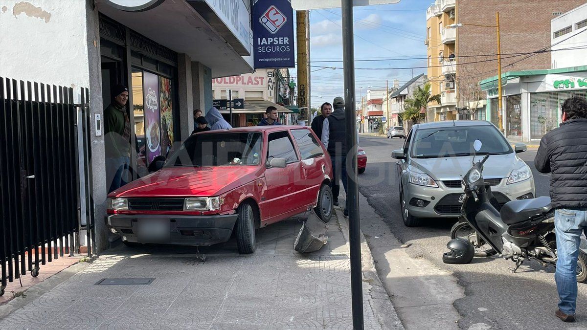 Impactante accidente en Salvador del Carril al 1700: un auto terminó arriba de la vereda