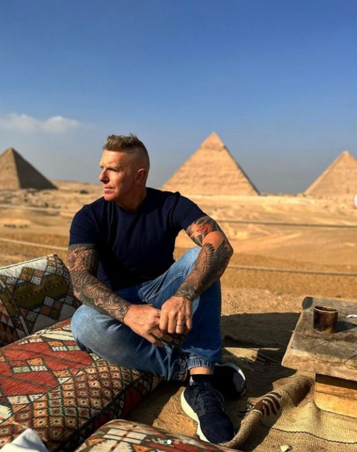 Alejandro Fantino usando remera negra.