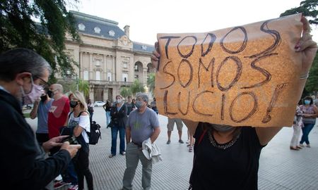 Previo a comenzar la audiencia, familiares de Lucio expresaron el pedido de que Genaro Ramos quede preso mientras sigue la investigación. Previo a comenzar la audiencia, familiares de Lucio expresaron el pedido de que Genaro Ramos quede preso mientras sigue la investigación.