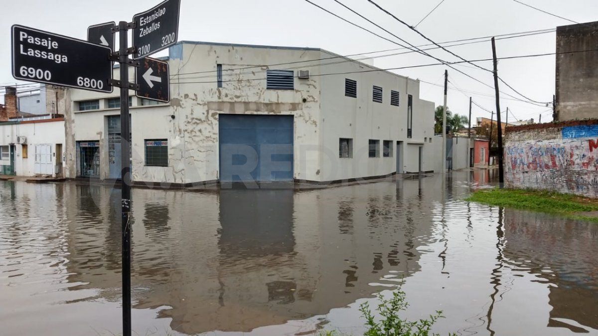 Calles anegadas en Estanislao Zeballos y Pasaje Lassaga.
