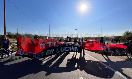 Organizaciones sociales de Santa Fe interrumpen el tránsito de forma total sobre Circunvalación Oeste. Organizaciones sociales de Santa Fe interrumpen el tránsito de forma total sobre Circunvalación Oeste.