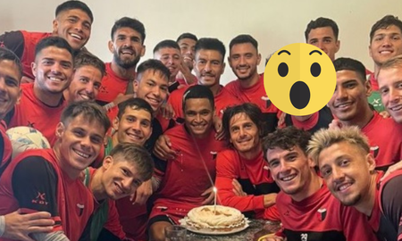 La foto del plantel de Colón que causó revuelvo entre los hinchas Sabaleros. La foto del plantel de Colón que causó revuelvo entre los hinchas Sabaleros.