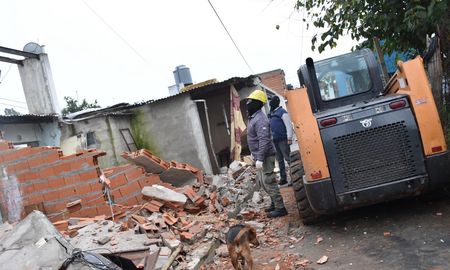 Derribaron otros dos puestos de venta de estupefacientes en Rosario. Derribaron otros dos puestos de venta de estupefacientes en Rosario.