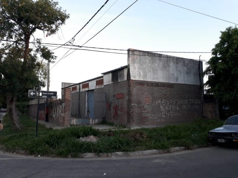 Estaba lavando su auto y le cayó parte de un edificio