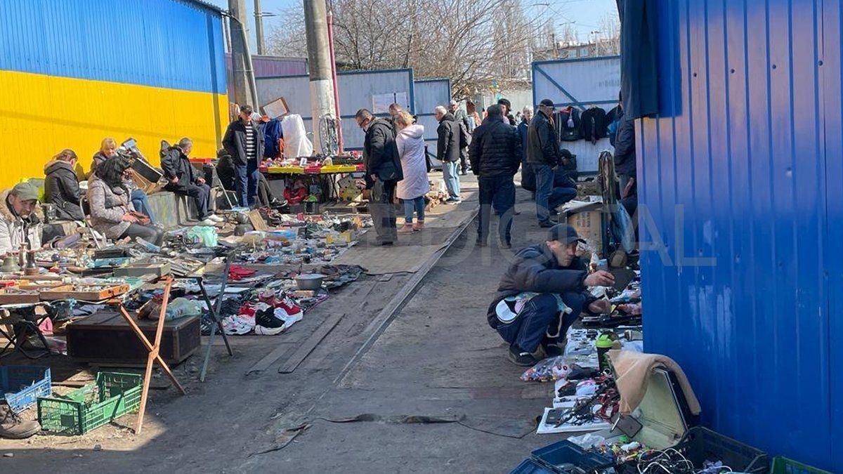 A un costado del mercado, al lado de unas vías en desuso, se conformó una feria de trueque.