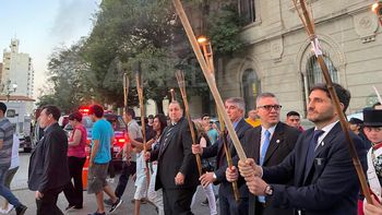 Con una emotiva marcha de antorchas Santa Fe inició los festejos del Brigadier López