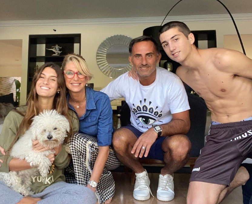 Yanina Latorre enfurecida porque el perro de la vecina atacó al suyo. 