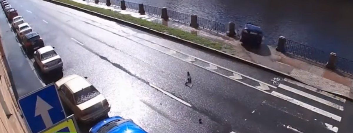 Video: perdió el control del auto, cayó al agua y salvó su vida de milagro