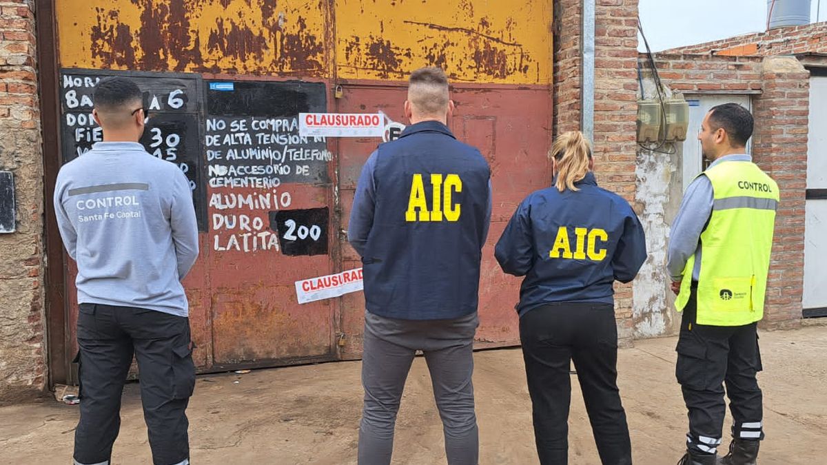 La Municipalidad labró un acta por el depósito de material en la vía pública y por la falta de habilitación del local. La Municipalidad labró un acta por el depósito de material en la vía pública y por la falta de habilitación del local.