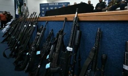 Armas que utilizaban los integrantes de Comando Vermelho en Río de Janeiro. Entre ellas había un fusil de las Fuerzas Armadas de Argentina. Armas que utilizaban los integrantes de Comando Vermelho en Río de Janeiro. Entre ellas había un fusil de las Fuerzas Armadas de Argentina.