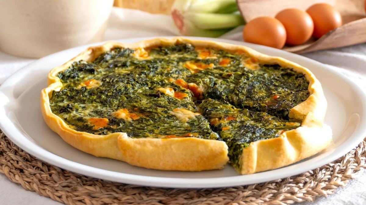 Tarta de acelga en sartén: la receta fácil y lista en 30 minutos.