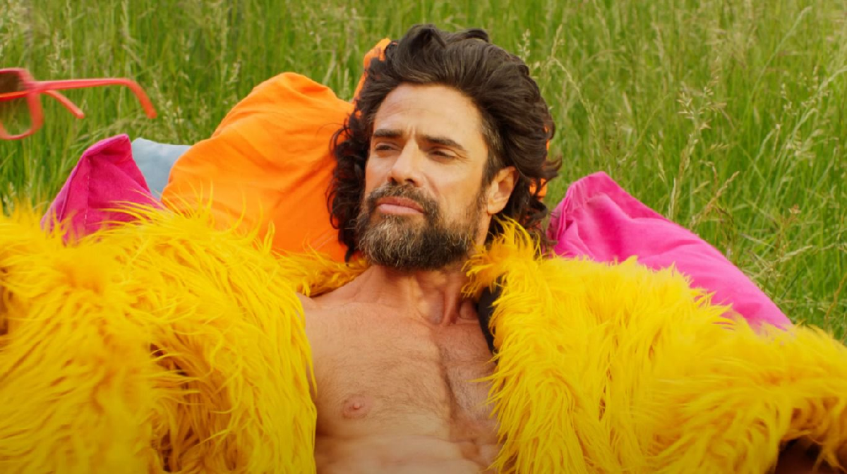 "Uy"&nbsp;tiene un&nbsp;colorido videoclip donde participa su flamante novio&nbsp;Luciano Castro.