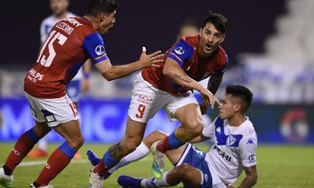 Vélez perdió 2-1 con Universidad Católica en la ida de los cuartos de final de la Copa Sudamericana y se jugará la continuidad en la revancha. Vélez perdió 2-1 con Universidad Católica en la ida de los cuartos de final de la Copa Sudamericana y se jugará la continuidad en la revancha.