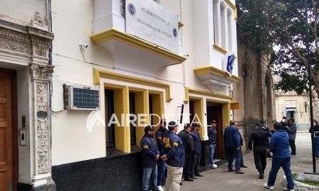 En mayo del año pasado, la delegación Santa Fe de la Policía Federal fue allanada: encontraron cocaína fraccionada. En mayo del año pasado, la delegación Santa Fe de la Policía Federal fue allanada: encontraron cocaína fraccionada.
