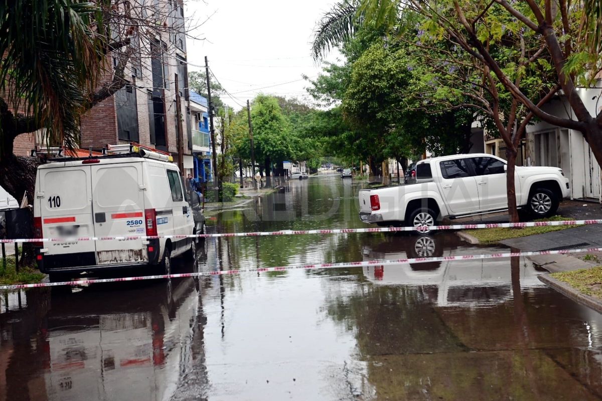 El agua provocó el anegamiento en varias calles de la ciudad de Santa Fe. El agua provocó el anegamiento en varias calles de la ciudad de Santa Fe.