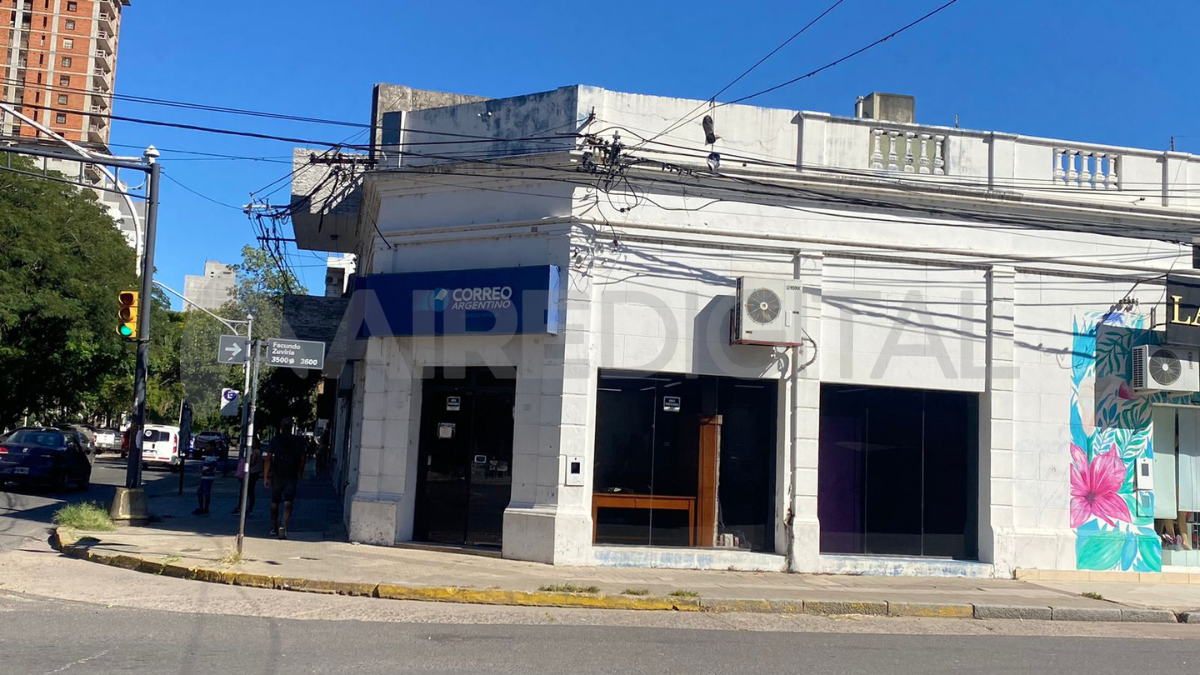 En inmediaciones de Bulevar y 1° de Mayo se podía observar el camión de Bomberos que trabajó en la sede del Coreo ubicada en 9 de Julio y Bulevar de manera preventiva. En inmediaciones de Bulevar y 1° de Mayo se podía observar el camión de Bomberos que trabajó en la sede del Coreo ubicada en 9 de Julio y Bulevar de manera preventiva.