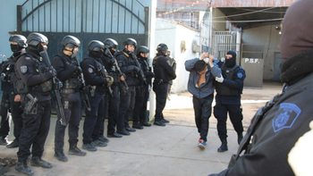 El objetivo esque los agentes policiales “dejen de custodiarlos”, y cumplan sus funciones enlas calles, “cuidándonos y previniendo el delito”.