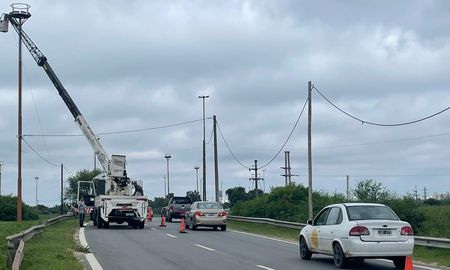 El poste derribado obligó a cortar el tránsito durante casi una hora en el cruce de la Ruta 1 y la 168. El poste derribado obligó a cortar el tránsito durante casi una hora en el cruce de la Ruta 1 y la 168.
