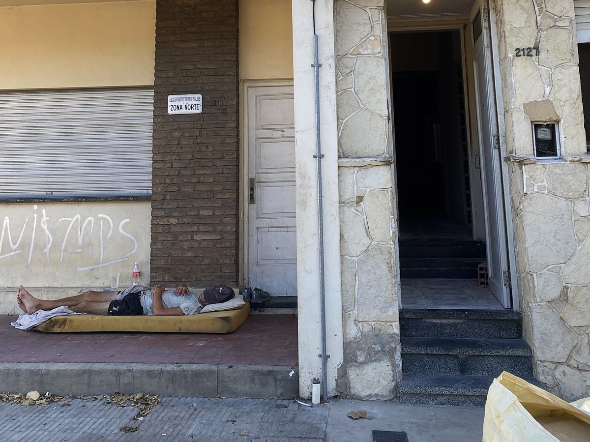 Personas durmiendo en la vía público, al amparo de un alero, en barrio Candioti Sur. Personas durmiendo en la vía público, al amparo de un alero, en barrio Candioti Sur.