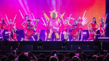 El gobernador y la vicegobernadora destacaron la inversión del gobierno provincial en infraestructura deportiva, para que “muchos chicas, chicos y adolescentes, practiquen deportes y transformen a Santa Fe en la capital del deporte de Argentina”.