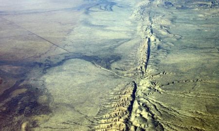 La falla geológica de San Andrés es una peligrosa fractura que atraviesa California y parte de México, responsable de grandes terremotos.