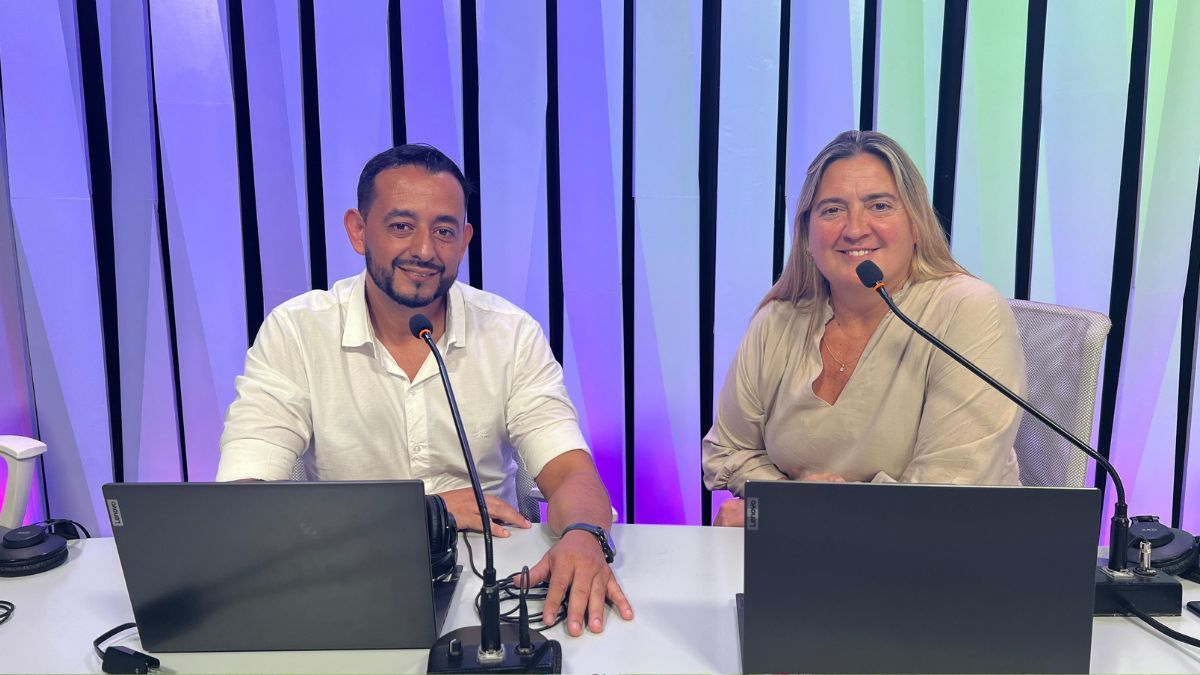 Alfredo Lorenzatto y Silvia Busaniche visitaron los estudios de AIRE. Alfredo Lorenzatto y Silvia Busaniche visitaron los estudios de AIRE.