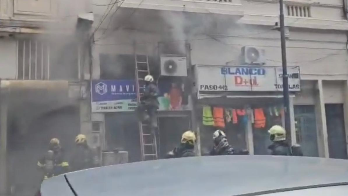 Incendio en un local de ropa en Once.